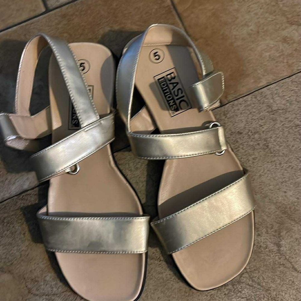 Basic Editions Women's Metallic Sandals